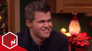 Asbjørn spiller vriomsjakk med Magnus Carlsen  Asbjørns julekalender  discovery Norge [upl. by Lledra930]