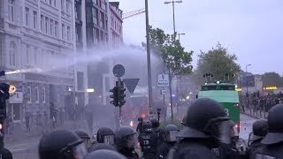 Demonstration 1 Mai 2014 Hamburg  Wasserwerfereinsatz Schanzenviertel [upl. by Martelle737]