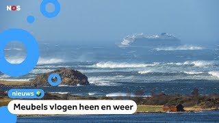 Cruiseschip in moeilijkheden door zware storm [upl. by Yendyc]