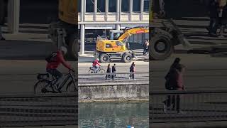 Radfahrer mit Brille schönes Fahrrad auf der Straße an einem sonnigen Tag [upl. by Sashenka994]