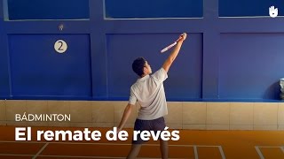 Cómo hacer un remate de revés  Bádminton [upl. by Eimorej]