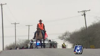 Traveling by horseback in the city Is it legal [upl. by Anaya]