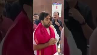 Akash Ambani amp Father Mukesh Ambani Visit Siddhivinayak Temple WATCH  Shorts  Trending Video [upl. by Nitsa]