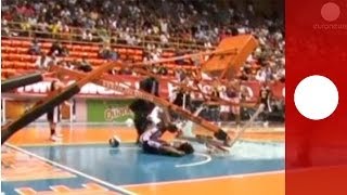 Accident de quotdunkquot Un panier seffondre sur un joueur des Harlem Globetrotters [upl. by Constantina]