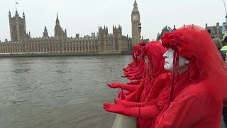 Miles de personas protestan en Londres pidiendo agua más limpia  AFP [upl. by Aliuqet]