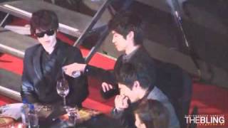 Fancam waitress Jonghyun pouring water for key and kyuhyun 101209 [upl. by Afrika]