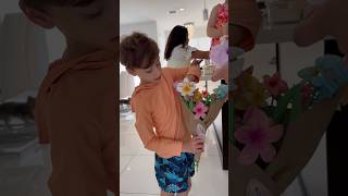 Stefano le regaló un ramo de flores a sus tías y primas con pinzas de cabello💐😳😱 vlogdeldia [upl. by Kcinemod793]