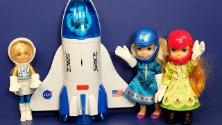 Space explorers  Elsa amp Anna toddlers amp Chelsea fly to the moon  Barbie  spaceship [upl. by Otrebile950]