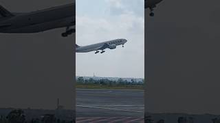 Detikdetik Pesawat Boeing 777 Take Offshorts [upl. by Shaia827]