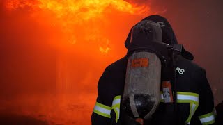 POMPIER  Exercice dentraînement et de prévention à feu réel [upl. by Hertberg448]