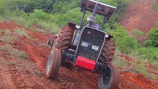 Esse tratorista é doidofoi cortar terra no trator MF 290 em uma ribançeira [upl. by Arodal45]