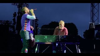 Chris Martin and a fan perform Everglow in Munich [upl. by Halilahk]