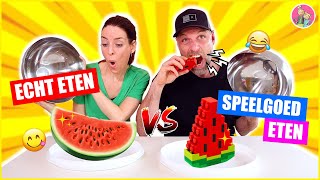 REAL FOOD vs SPEELGOED CHALLENGE met OUDERS  Een Bord Vol Speelgoed Opeten ♥DeZoeteZusjes♥ [upl. by Maribelle]