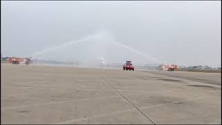 water salute B737 Singapore airlines first landing in Phnom Penh International Airport [upl. by Odlanar]