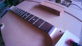 Construction stratocaster  Part 10  Frettage de la touche [upl. by Moynahan]