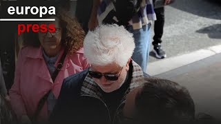 Fans de Pedro Almodóvar le reciben cantándole quotcumpleaños felizquot en euskera [upl. by Queridas]