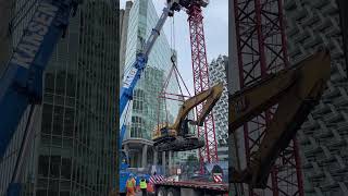 Lifting a Cat 352 excavator out from a 100Ft deep hole Kansen Crane and BelPacific [upl. by Margie]