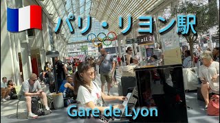 【海外ストリートピアノ】ビートルズでお兄さん大熱唱🎤【パリ・リヨン駅  Gare de Lyon】 [upl. by Franci]