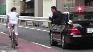 警視庁SP箱乗り 安倍晋三総理大臣 警護車 パトカー SP 激しく自転車を警戒 Japanese Prime minister Motorcade 201369 [upl. by Oeht]