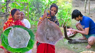 সামুদ্রিক শাপলাপাতা মাছ কেটে গ্রাম্য পদ্ধতিতে কষা রান্না  Stingravy fish cutting and cooking [upl. by Yank875]