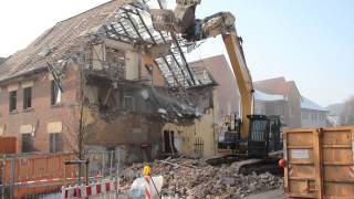 Bagger im Einsatz  Caterpillar macht altes Haus platt [upl. by Eelegna]