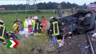 Zug erfasst PKW  Drei Tote an einem Bahnübergang in Kerken [upl. by Anilorac869]