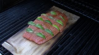 Lachs von der Zedernplanke mit Honig Senf Dill Sauce  Klaus grillt [upl. by Gregorio]