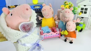 Video mit Peppa Wutz Spielzeug Eine Reise in die Vergangenheit Kinderkanal Plüpa [upl. by Tanah]