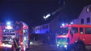 DACHSTUHLBRAND  GROSSEINSATZ FÜR DIE FREIWILLIGE FEUERWEHR  WOHNHAUS BRENNT IN HILDEN [upl. by Arliene596]