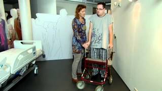 Opstaan en lopen met een rollator 244 [upl. by Goldenberg]