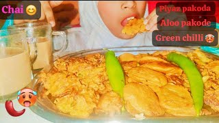 Crunchy spicy🔥Indian Snacks amp ASMR eating spicy🥵piyaj pakoda  aloo pakode green chilli asmr [upl. by Yelsel99]