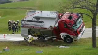 Feuerwehrfahrzeug verunglückt auf Einsatzfahrt [upl. by Kall592]