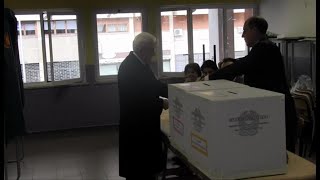 Elezioni il presidente Mattarella vota a Palermo e dimentica di ritirare il documento [upl. by Oralle336]