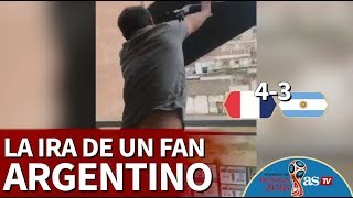 Francia 43 Argentina  La ira tras la eliminación un fan tira su TV por el balcón  Diario AS [upl. by Aciram]