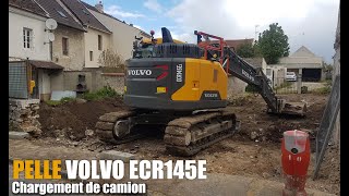 Pelle à chenille Volvo ECR145E Chargement de Camion en terre végétale [upl. by Hcra]