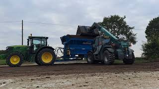 loading the spreader and a look round it bunning spreaders [upl. by Joletta]