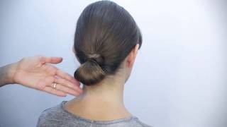 Come realizzare un semplice chignon con capelli lunghi o medi [upl. by Ahser]