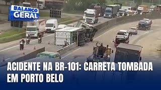 Carreta tomba na BR101 em Porto Belo e causa transtornos no trânsito [upl. by Anwahs]