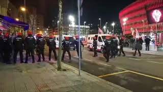 Muere un ‘ertzaina’ tras los choques con los ultras del Spartak en Bilbao [upl. by Solokin242]