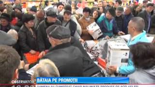 Imbulzeala la la deschiderea unui supermarket în Iaşi şi AlbaIulia [upl. by Madonia327]