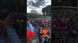 Motorizados que apoyan a Maduro se cruzaron con la oposición sin consecuencias [upl. by Gessner]