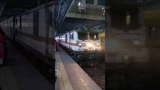 Bandra  Shriganganagar Amarapur Aravali Express train 14702 arrival at Borivali railway station [upl. by Sabah404]