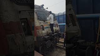 Train Ke Glass clean ll WAP 7 LOCOMOTIVE ll kamleshshergill train indianlifelines railway [upl. by Isyad744]