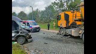 ALARMOWO Bus zderzył się ciężarówką na DW515 20letni kierowca zakleszczony w pojeździe [upl. by Nylsaj]