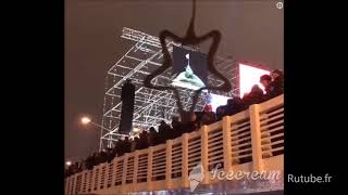 Rutube une passerelle pleine à craquer s’écroule dans un parc en plein Nouvel An [upl. by Ayotan]