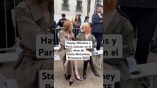 Hayley Williams saludando a Paris Jackson en el show del Stella McCartney Primavera 2025 [upl. by Notlaw]