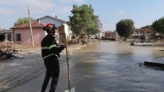 Maltempo in EmiliaRomagna Traversara ancora allagata strade come fiumi in piena [upl. by Esinrahs]