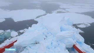 Chinees schip ramt ijsberg tonnen sneeuw en ijs op dek  RTL NIEUWS [upl. by Annabal863]