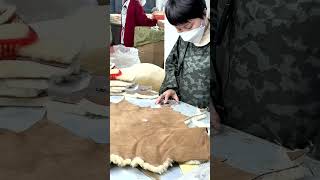 Watch sheepskin cutting and appreciate the beauty of snow boots craftsmanshipbootsSnowugg factory [upl. by Yellat]