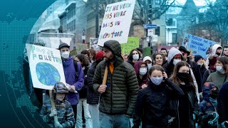 Jour de la Terre  des manifestants pressent les gouvernements d’agir [upl. by Pattison]